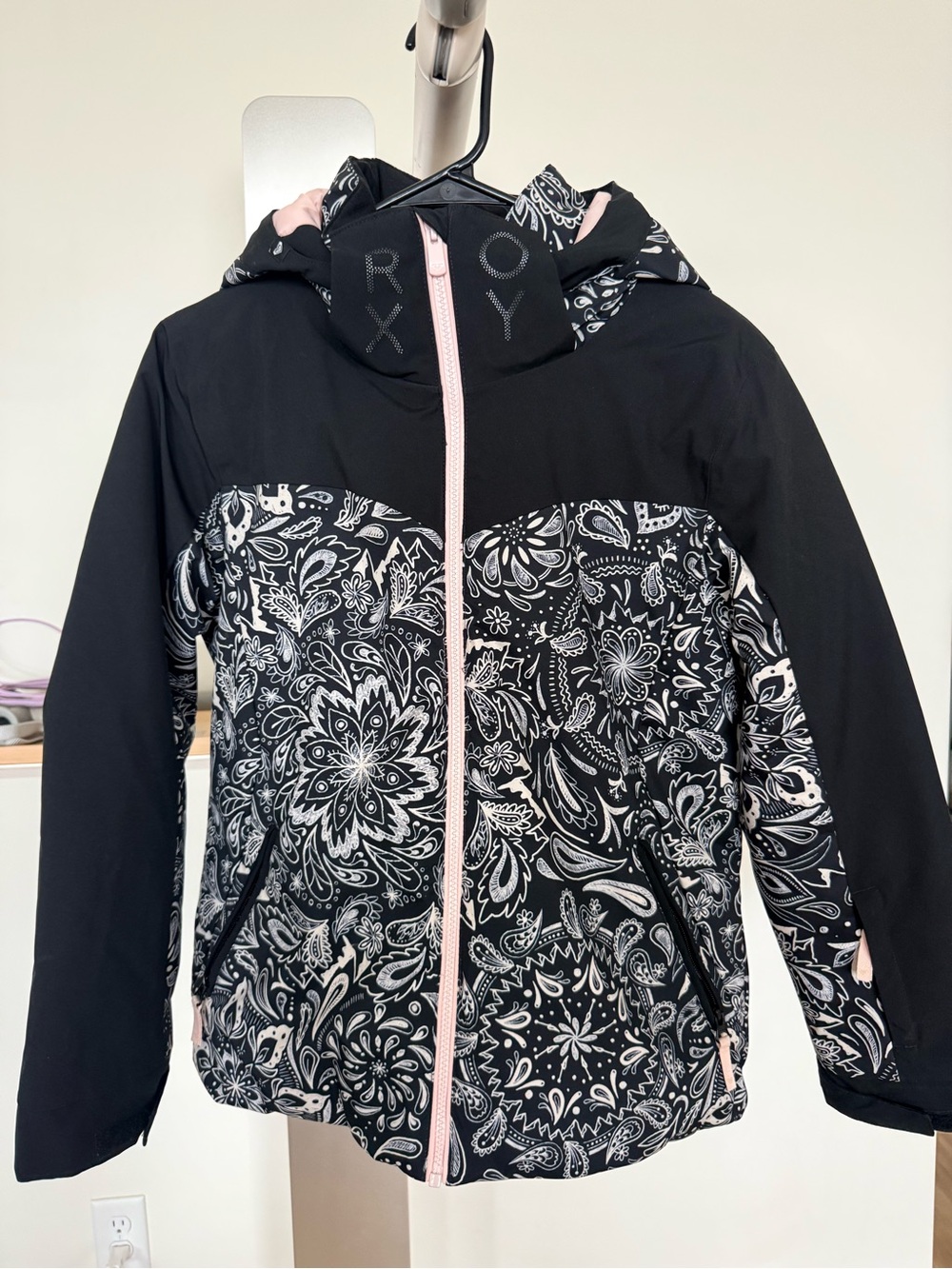 NWOT Roxy Black & Pink Paisley Ski Jacket with Hood